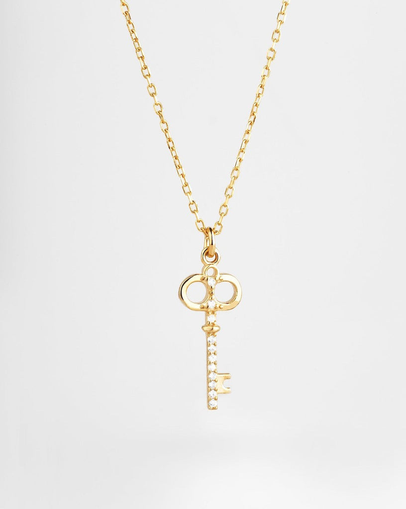 Collar con cadena de plata 925 bañada en oro con colgante de candado.